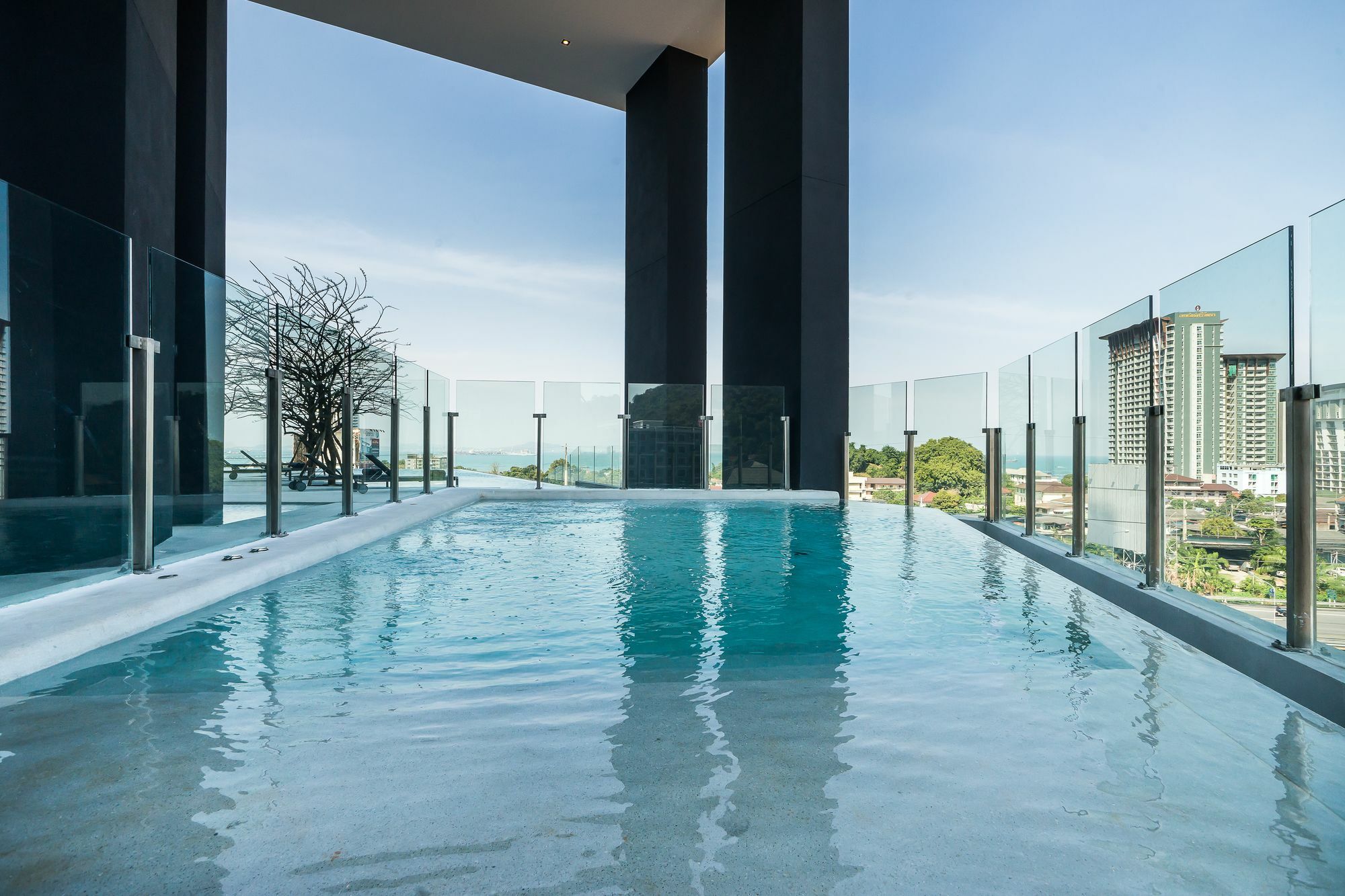 Arize Hotel Sri Racha Сирача Экстерьер фото