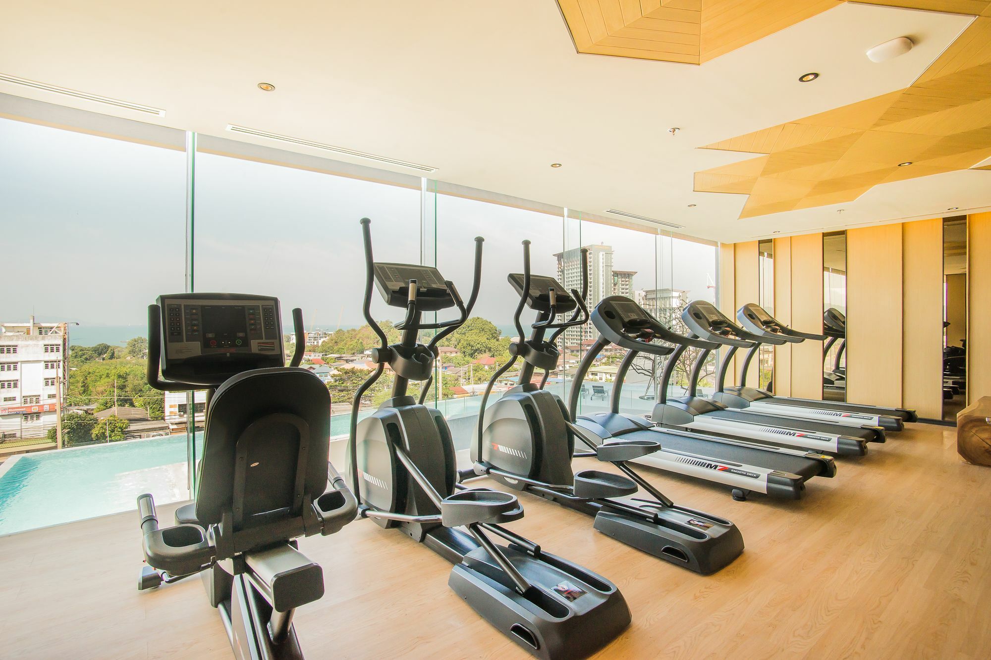 Arize Hotel Sri Racha Сирача Экстерьер фото